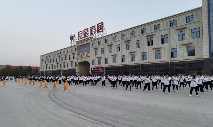 勝管曹縣運(yùn)營中心為弘揚(yáng)全民健身運(yùn)動，竟組建了一支“400人舞團(tuán)”